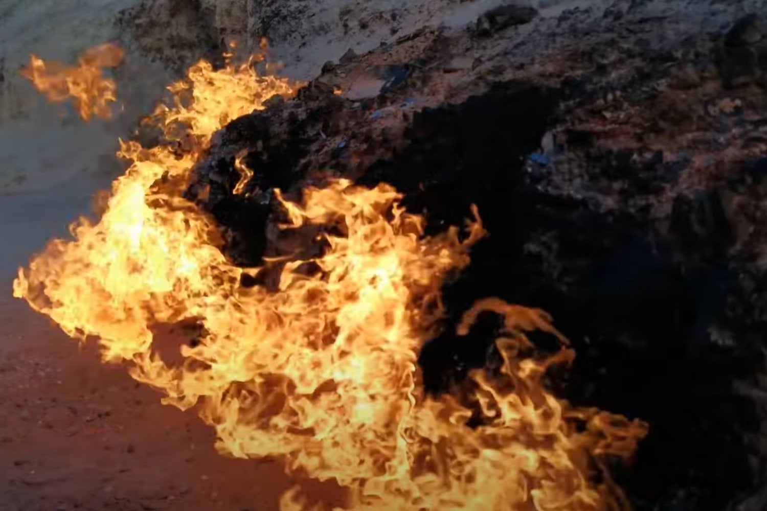 Azerbaiyan Fuego Que Brota Del Suelo