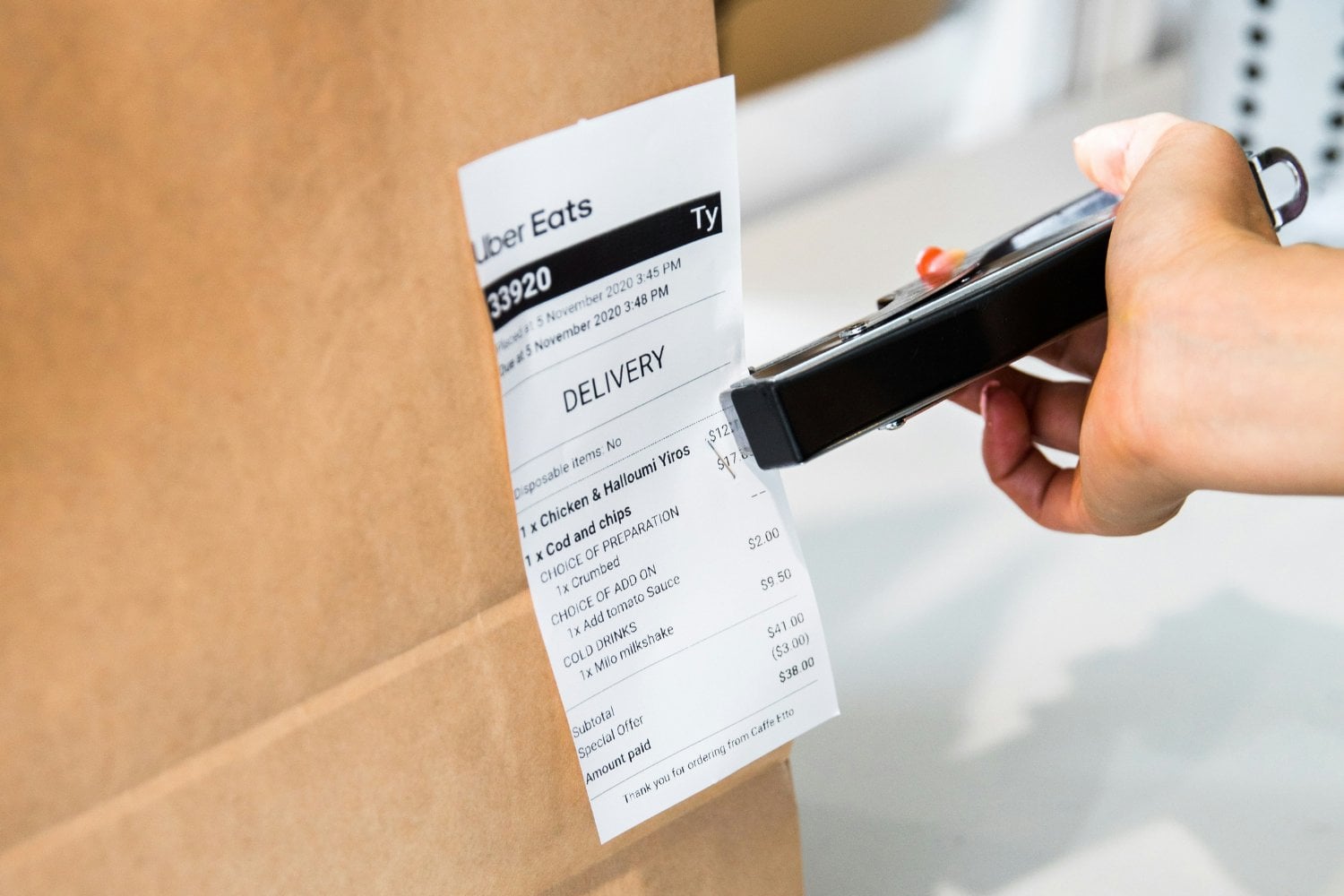 Recibo De Papel En Una Bolsa De Madera