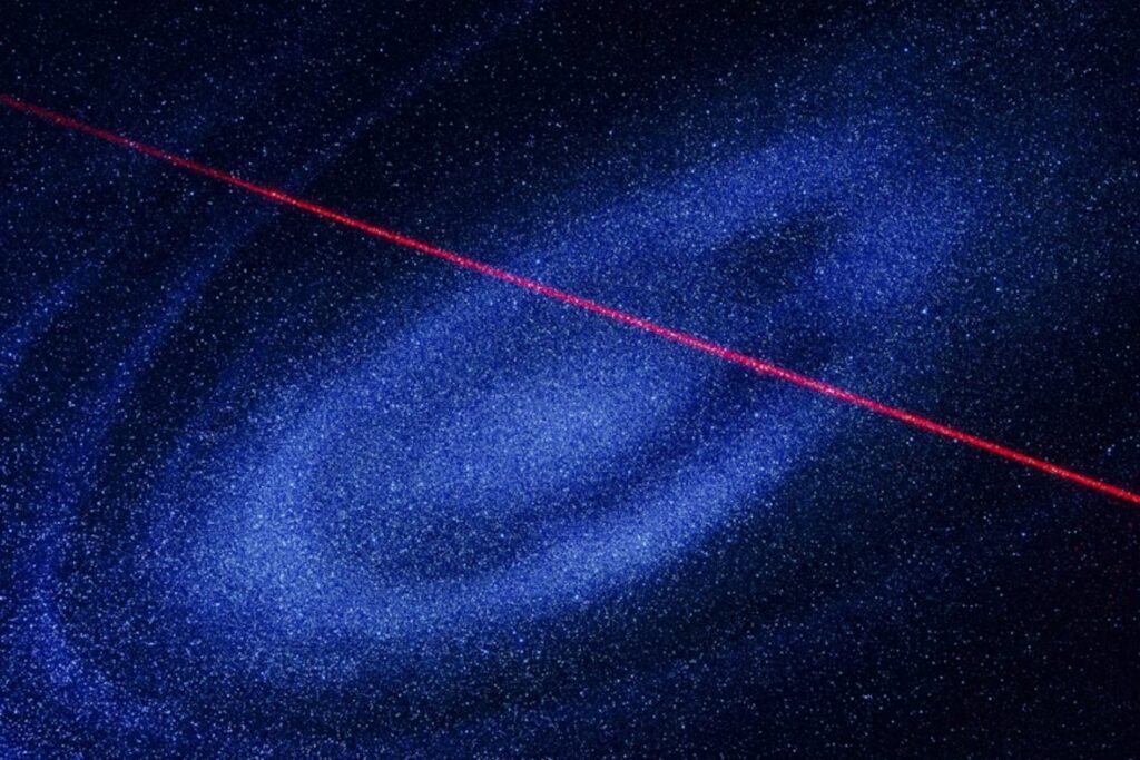 Rayos invisibles nos atraviesan desde el espacio profundo… y podríamos estar por descubrir quién los envía