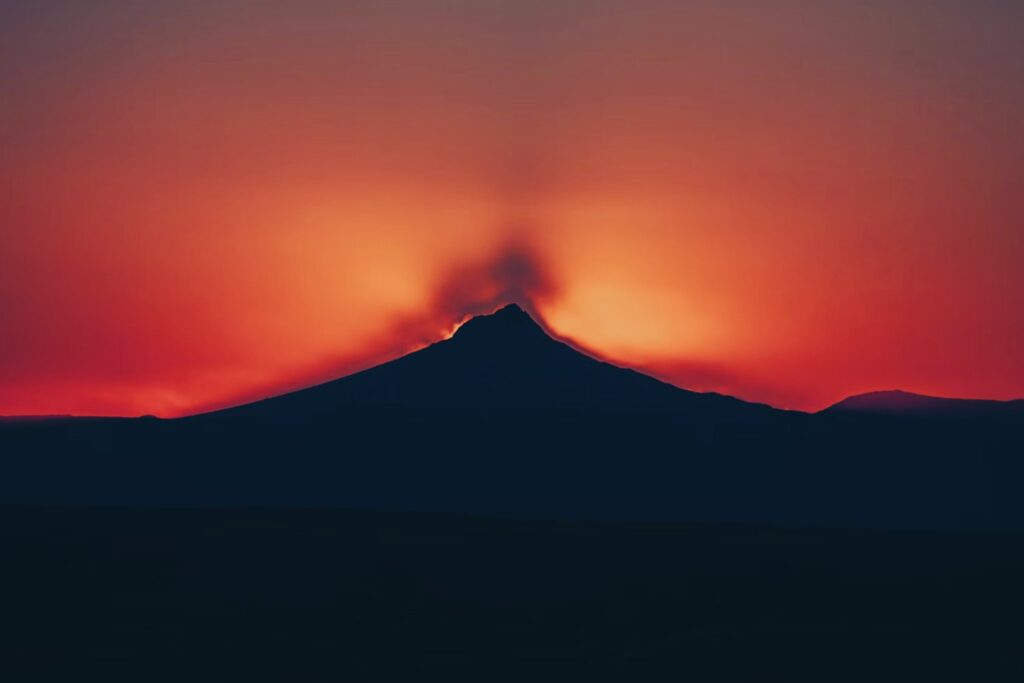 Una profecía inquietante señala al Etna: ¿se acerca el evento que Nostradamus predijo para 2025?