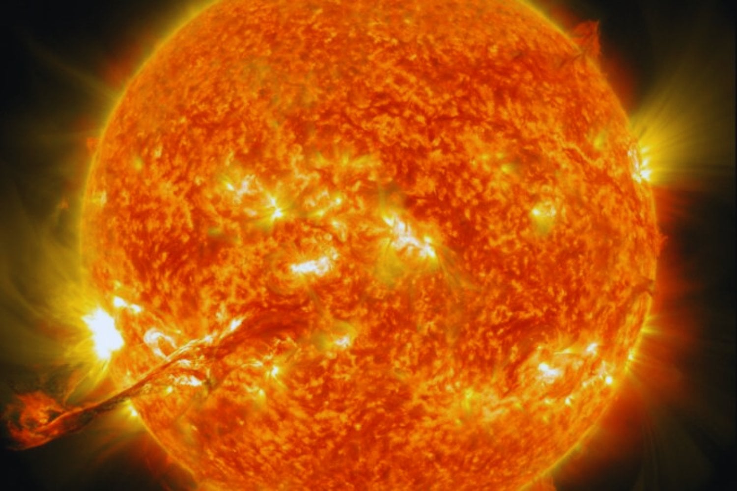 Una tormenta solar de nivel G4 activa alertas globales: lo que está en juego va más allá de las auroras