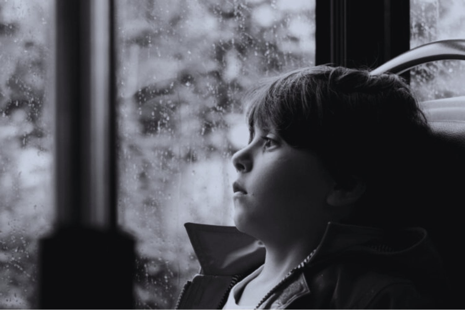 Cinco huellas invisibles: recuerdos de infancia que definen tu vida sin que lo sepas