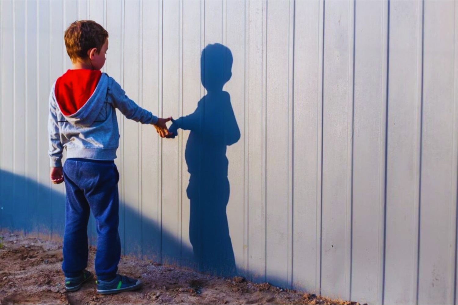 Cinco huellas invisibles: recuerdos de infancia que definen tu vida sin que lo sepas