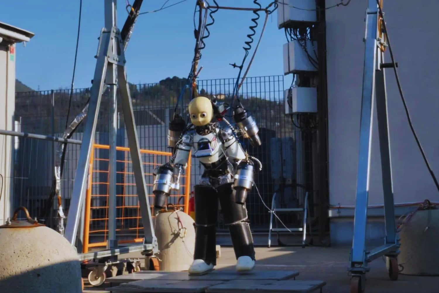 Un robot con forma humana acaba de volar con un jetpack (y el resultado sorprende incluso a sus creadores)