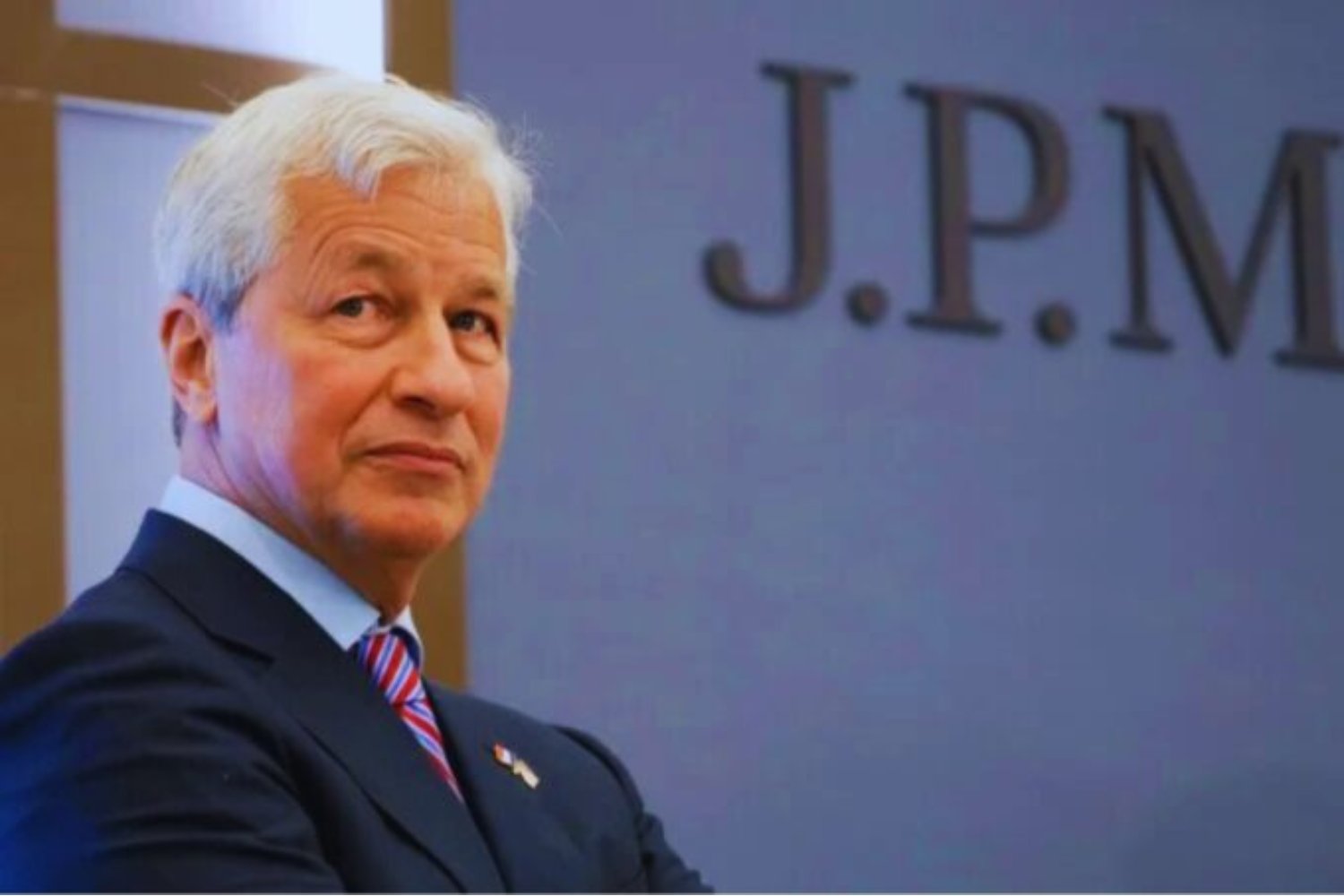 Una advertencia con munición: el CEO de JPMorgan cree que acumular Bitcoin es un error estratégico