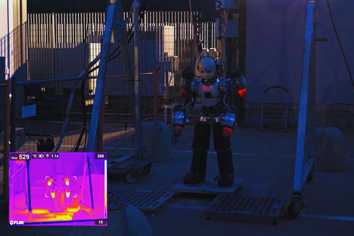 Un robot con forma humana acaba de volar con un jetpack (y el resultado sorprende incluso a sus creadores)