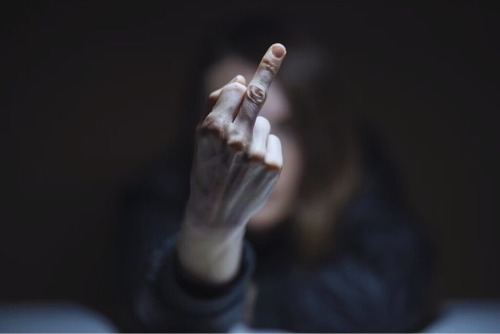 Lo que revelan tus palabras sin que te des cuenta: 7 frases que podrían estar saboteando tus relaciones