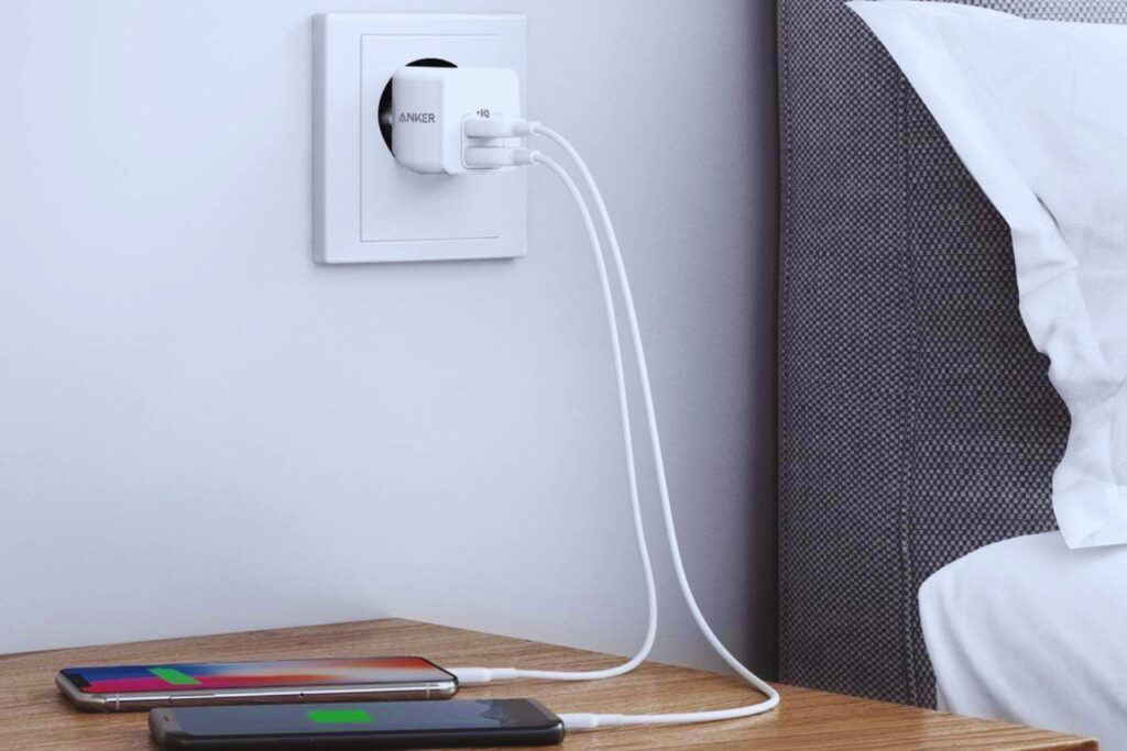 Anker Cargador USB PowerPort Mini, Cargador de Pared Extremadamente Compacto, 2,5 A de Potencia para iPhone XS/Max/XR/X/8/7/6/Plus, iPad Pro/Air 2, Samsung, y Muchos más