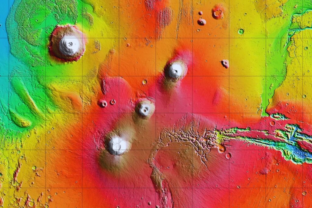 La cima que toca el cielo marciano: la NASA capta una imagen única de un volcán emergiendo entre las nubes