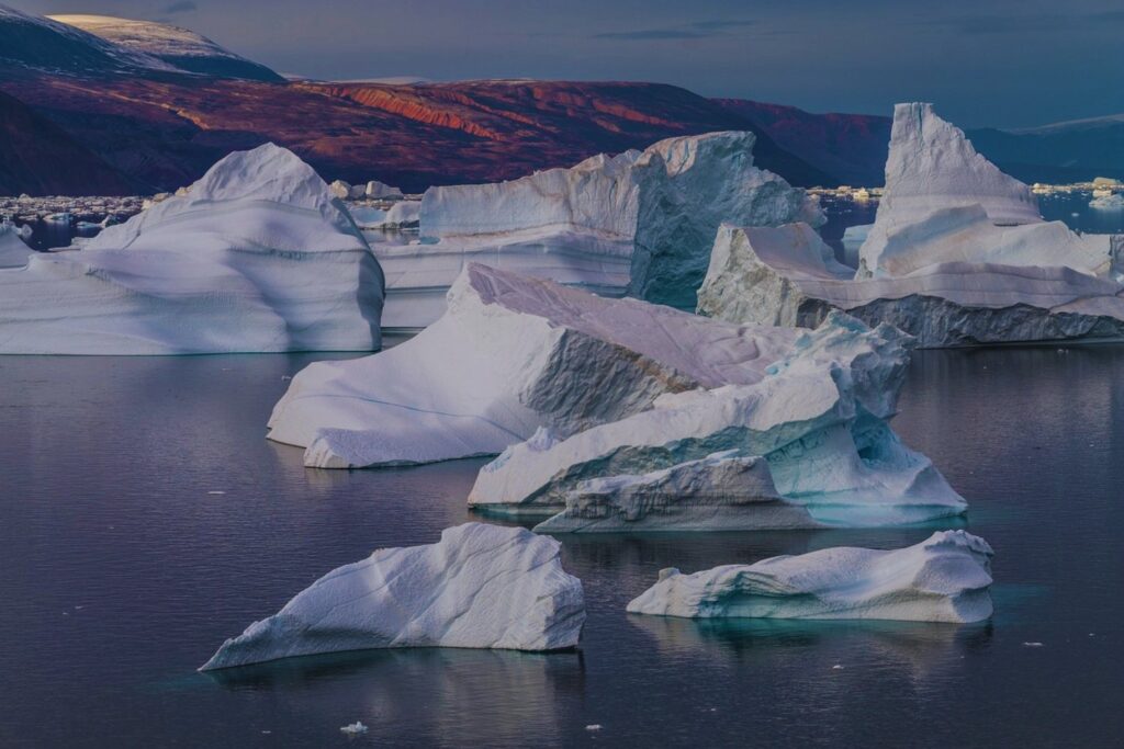 Un iceberg negro emerge del mar y desconcierta a la ciencia: nadie había visto algo así