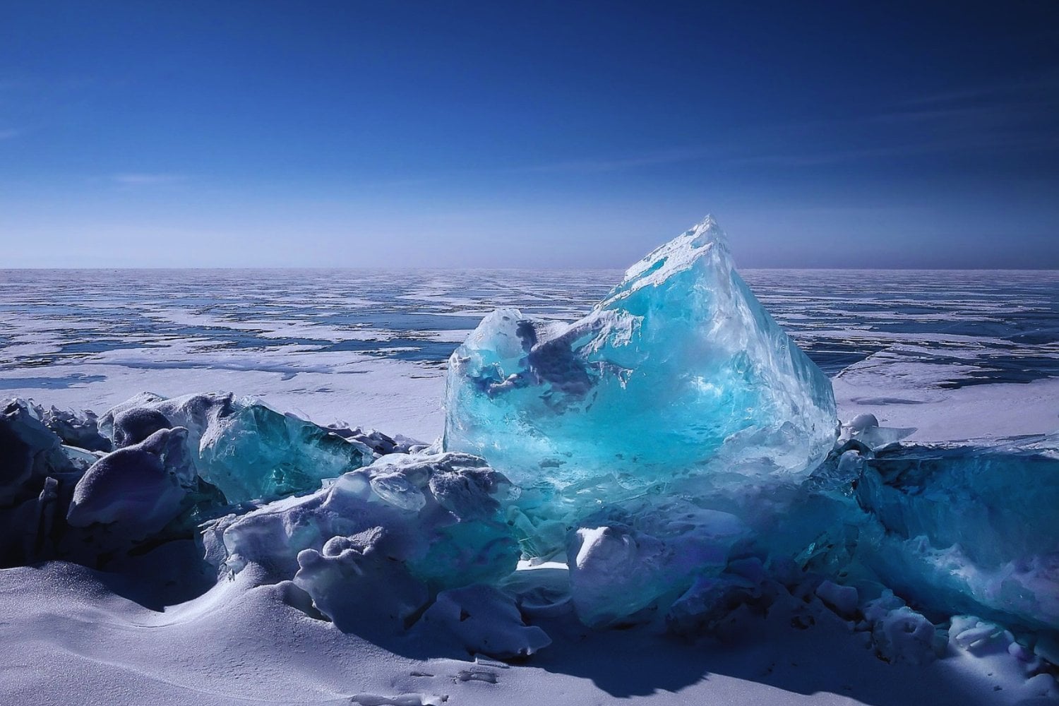 Un iceberg negro emerge del mar y desconcierta a la ciencia: nadie había visto algo así