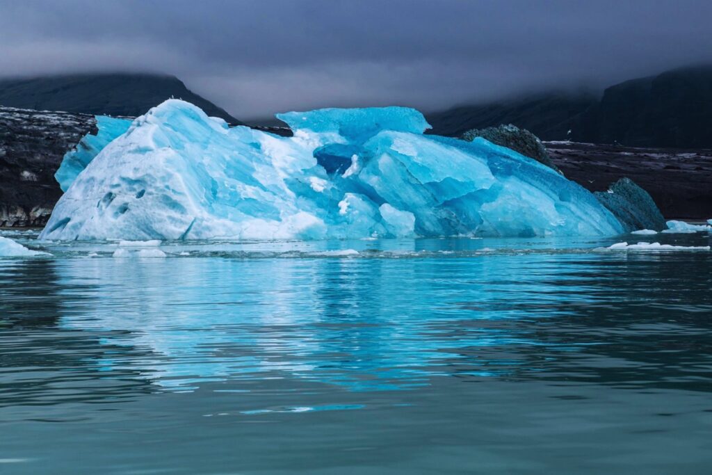 Un iceberg negro emerge del mar y desconcierta a la ciencia: nadie había visto algo así
