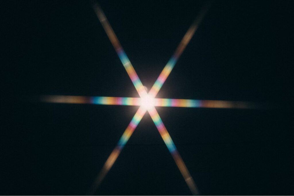 Cuando el vacío responde: científicos logran generar luz sin materia en una simulación realista