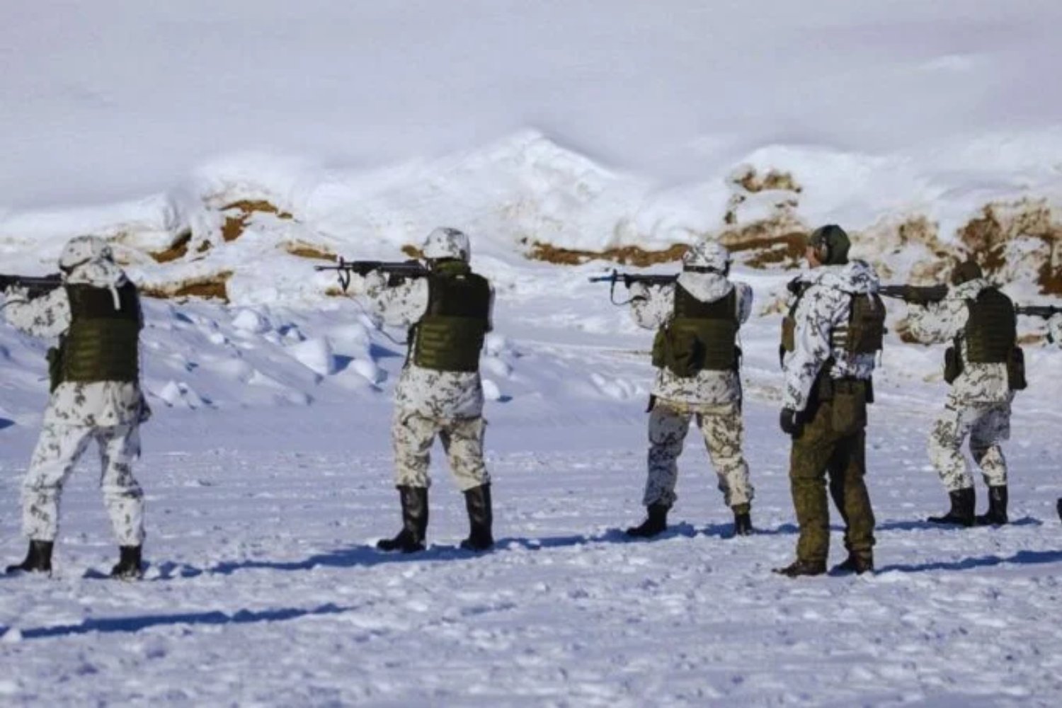 Donde el hielo no perdona: EE.UU. ensaya una guerra futura en las sombras del Ártico