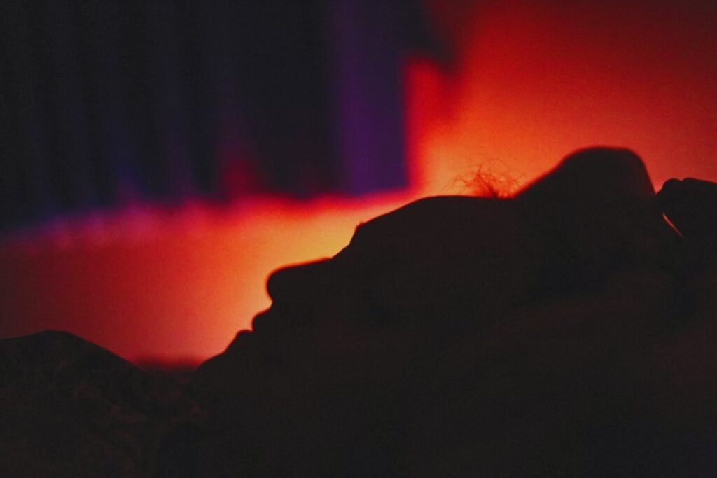 ¿Por qué soñás que abrazás a alguien que no es tu pareja? Una caricia del inconsciente que tal vez estés necesitando