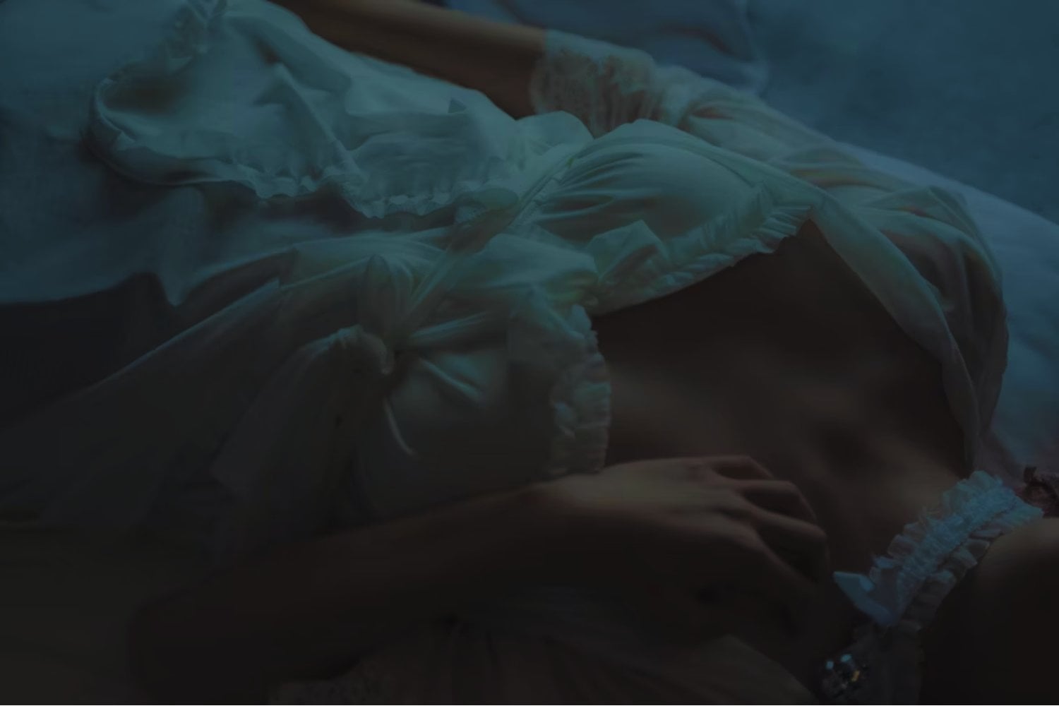 ¿Por qué soñás que abrazás a alguien que no es tu pareja? Una caricia del inconsciente que tal vez estés necesitando