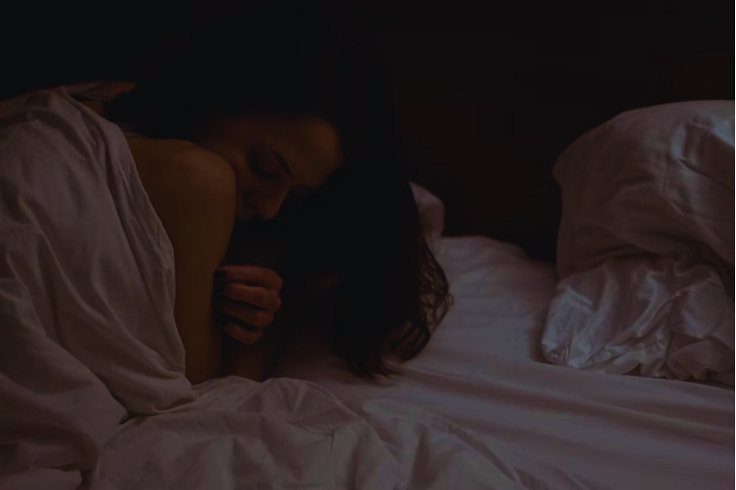 ¿Por qué soñás que abrazás a alguien que no es tu pareja? Una caricia del inconsciente que tal vez estés necesitando