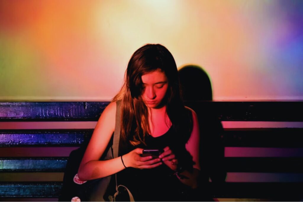 Conectados pero solos: el inesperado negocio que crece con la soledad global