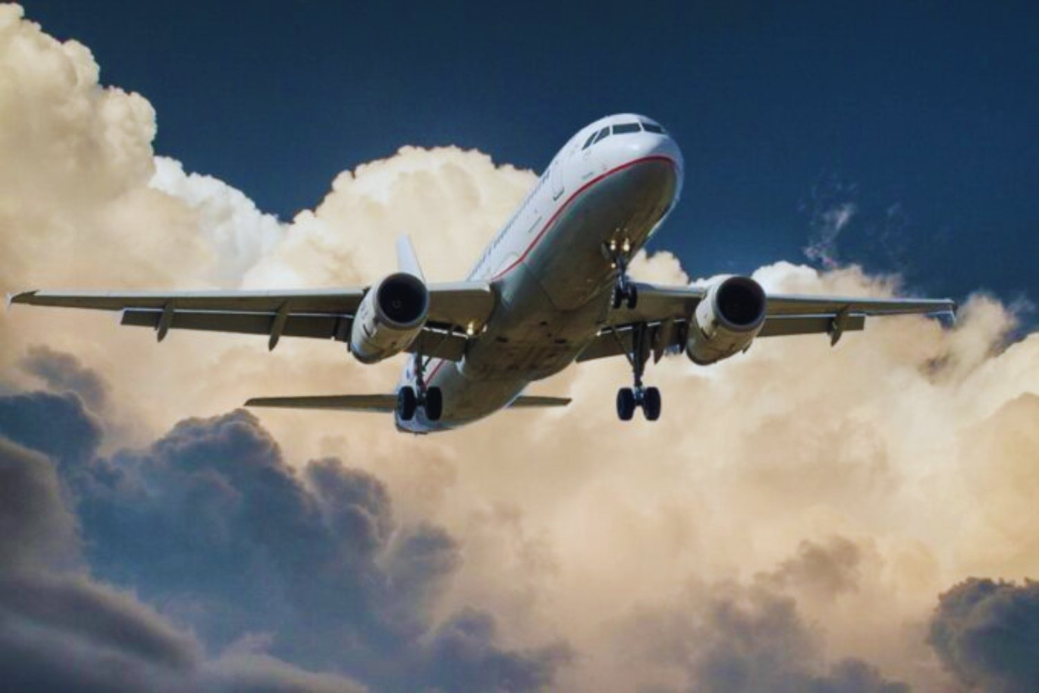 El vuelo solitario que cruzó un cielo en guerra: el misterioso avión que desafió el cierre del espacio aéreo de Teherán