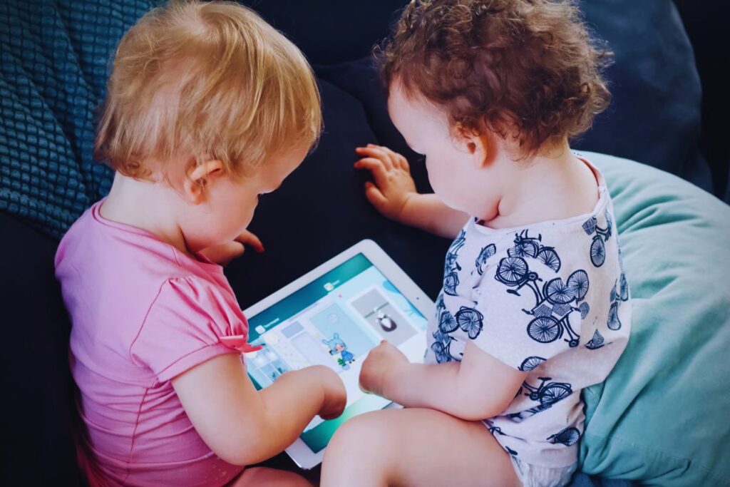 ¿Pantallas o pataletas? El vínculo oculto entre el mal comportamiento infantil y el tiempo frente a dispositivos