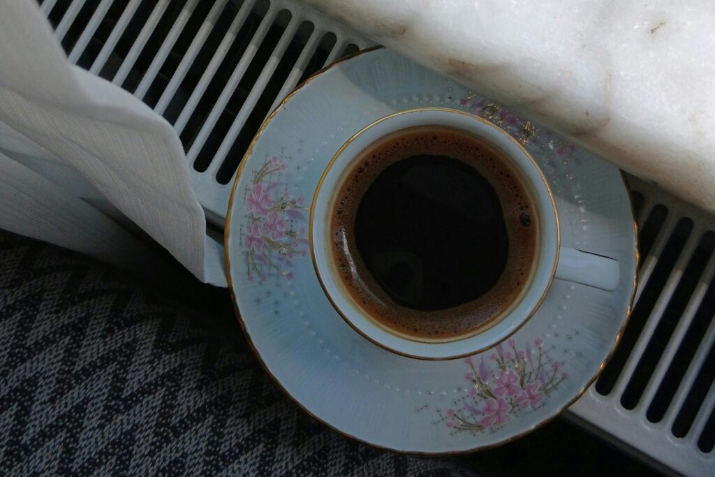 ¿Y si la clave para vivir más estuviera en tu taza de café? La ciencia lo pone sobre la mesa