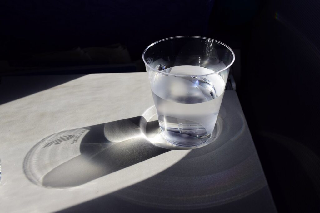 El truco del vaso de agua antes de comer: ¿realmente esconde un secreto para adelgazar?