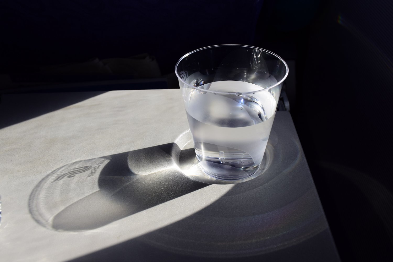 El truco del vaso de agua antes de comer: ¿realmente esconde un secreto para adelgazar?