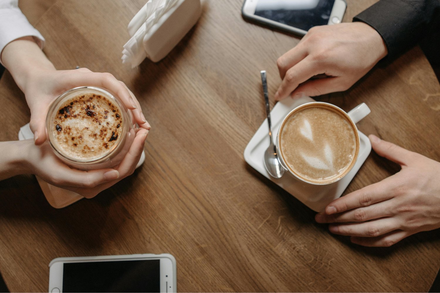 ¿Y si tu taza de café matinal escondiera un secreto para cuidar tu corazón?