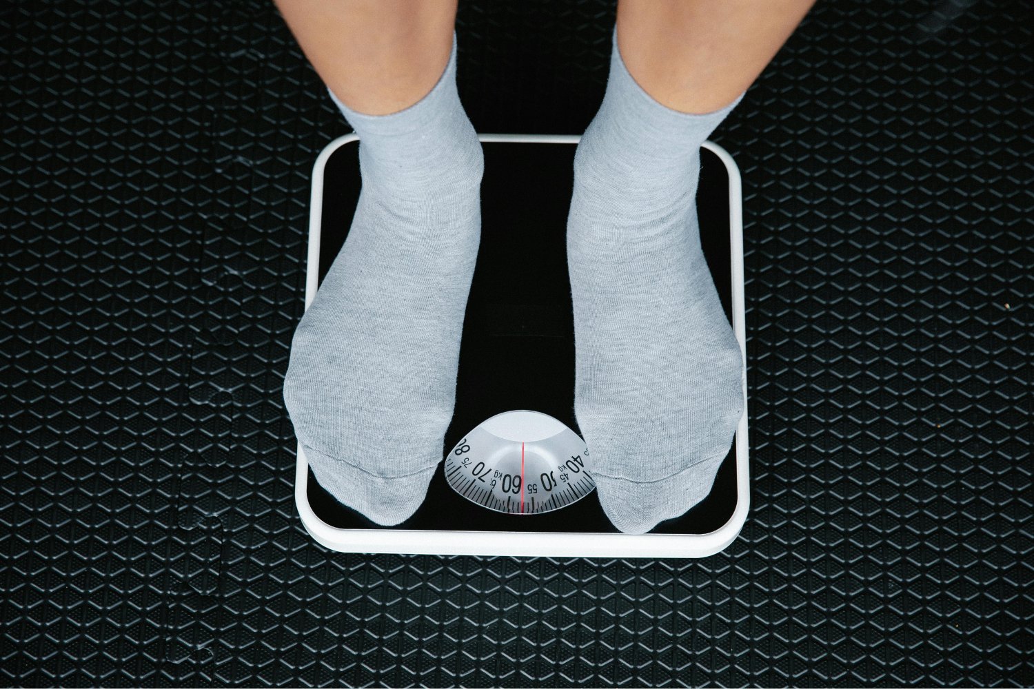 El truco del vaso de agua antes de comer: ¿realmente esconde un secreto para adelgazar?