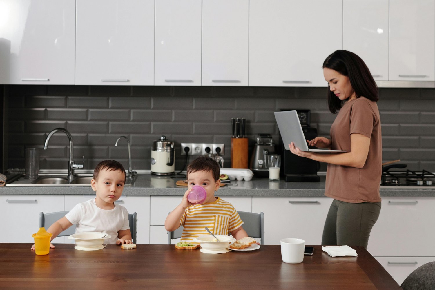 ¿Y si el problema no fuera lo que comen, sino cuándo lo hacen? Una clave poco conocida para frenar la obesidad infantil