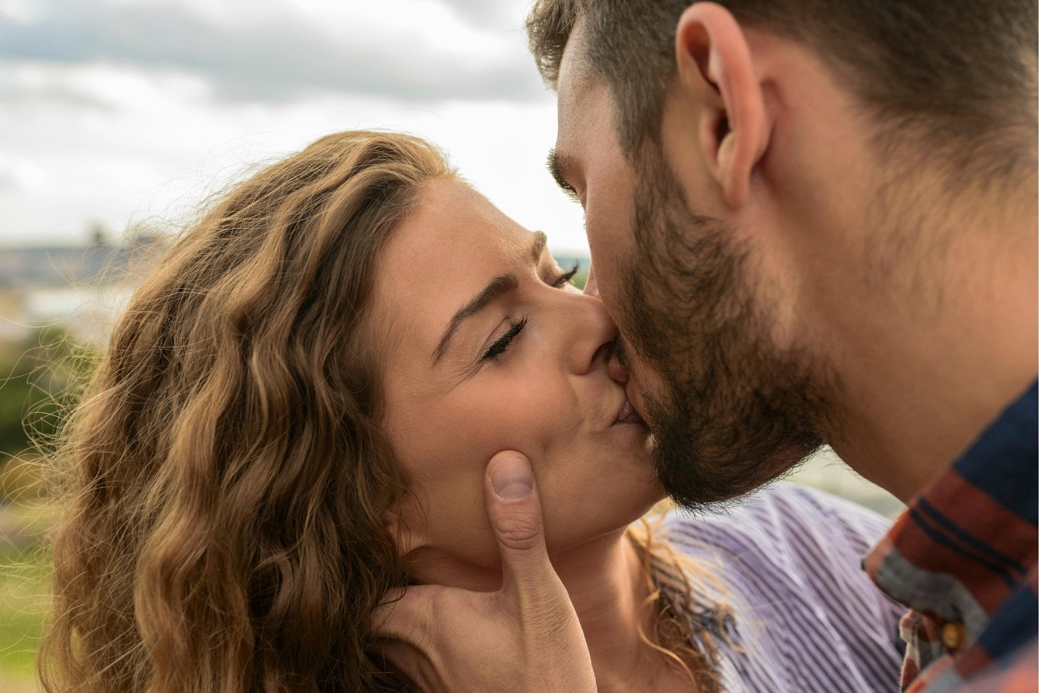 Lo que tu boca dice de tu relación: el sorprendente vínculo entre bacterias, amor y salud mental