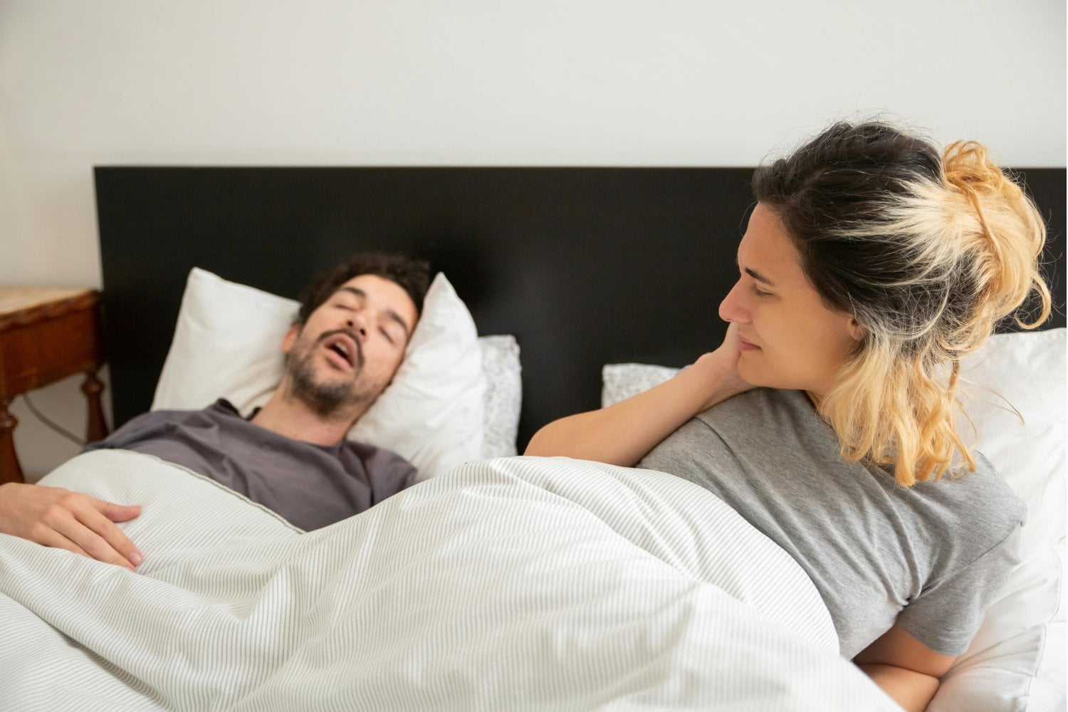 ¿Roncas por las noches? Lo que Harvard recomienda para recuperar el sueño sin hacer magia