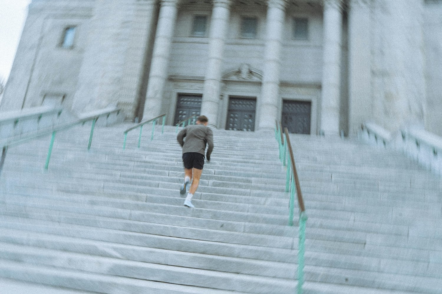 Subir escaleras cada día puede ser el pequeño gesto que transforme tu cuerpo y tu mente