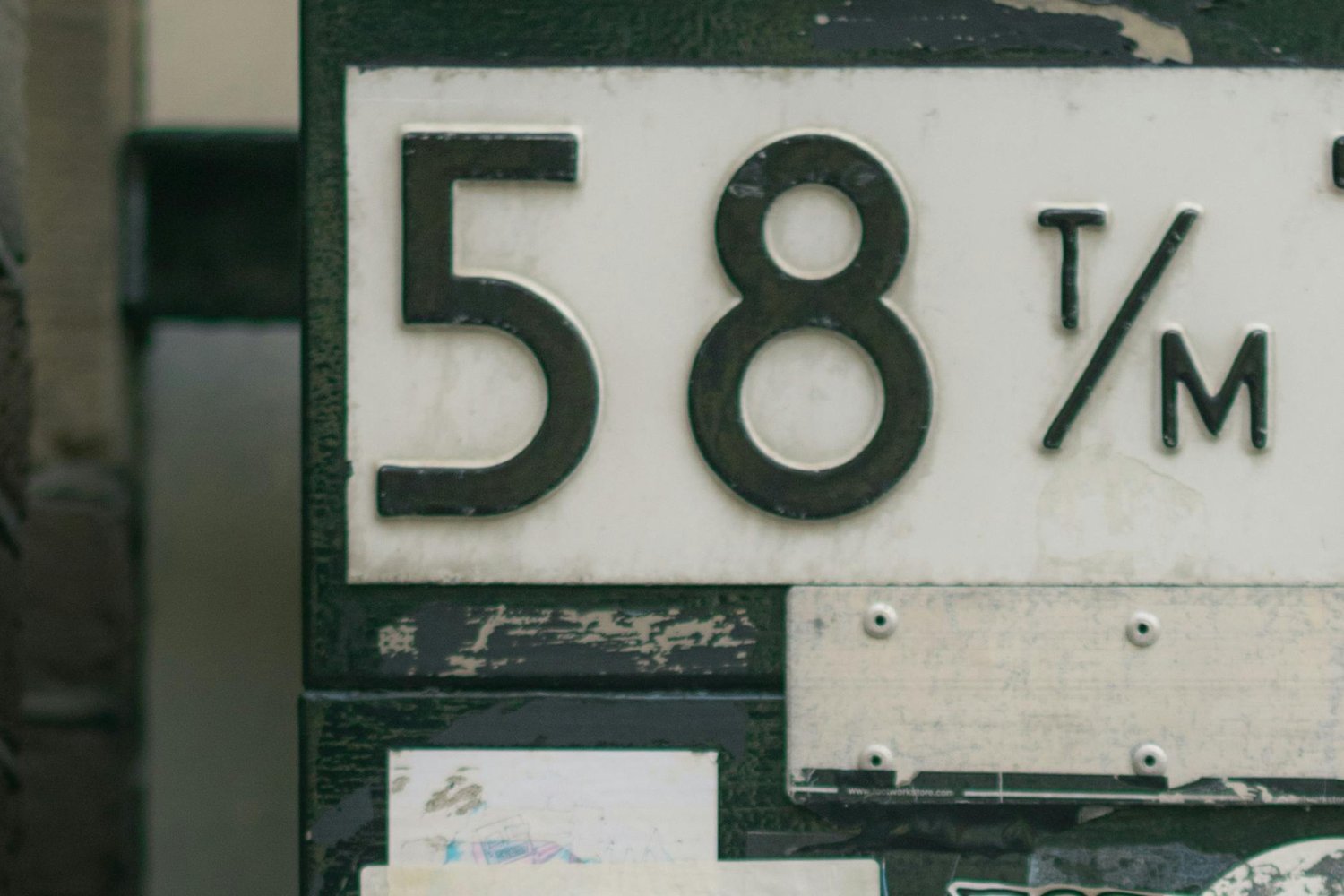 ¿Un simple número que espanta a las moscas? Lo que no te han contado sobre esta sorprendente creencia