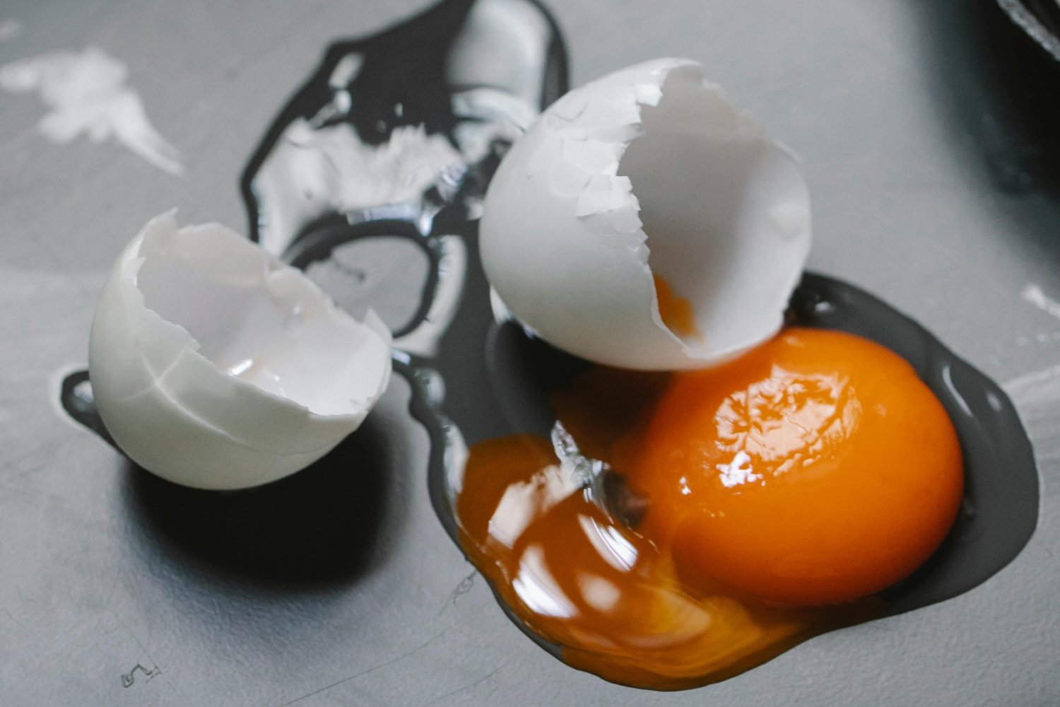 Hervir y pelar un huevo perfecto: el truco que la ciencia no quería que ignoraras