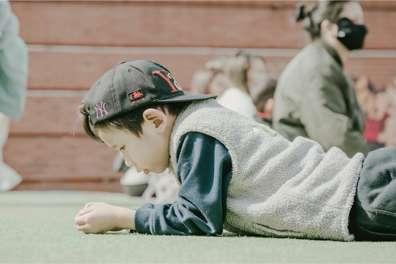 Tiempo boca abajo: el sencillo hábito que podría aliviar dolores cervicales y tensiones en hombros