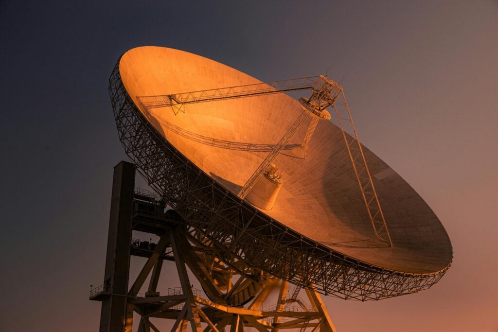 ¿Qué se esconde detrás de una señal que se repite cada 44 minutos en el espacio?