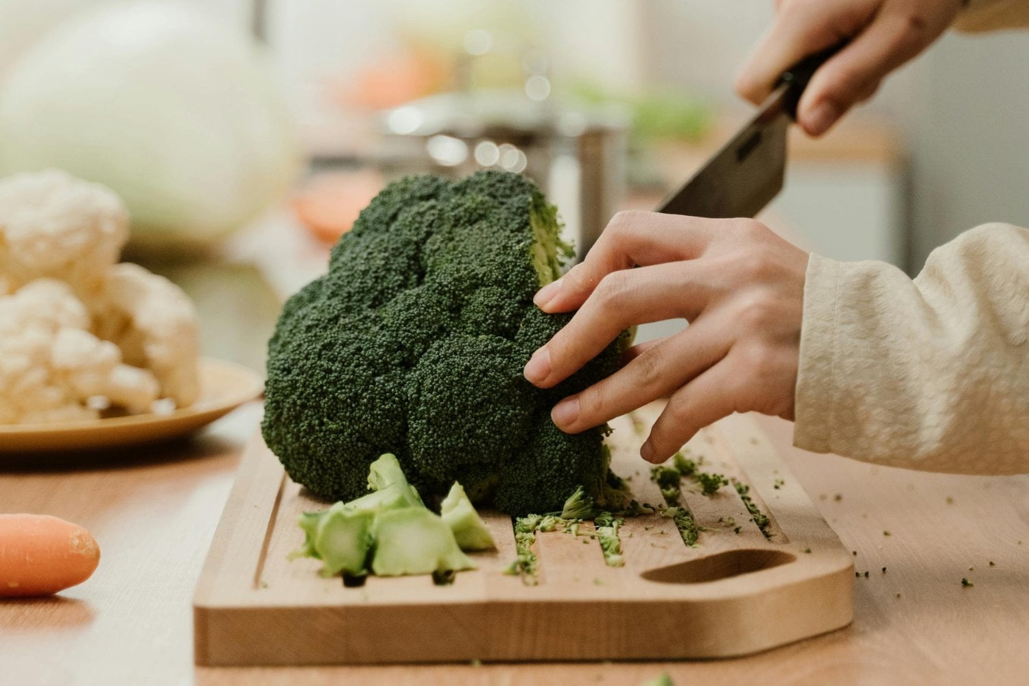 Este sencillo gesto antes de cocinar el brócoli puede multiplicar sus beneficios (y casi nadie lo hace)