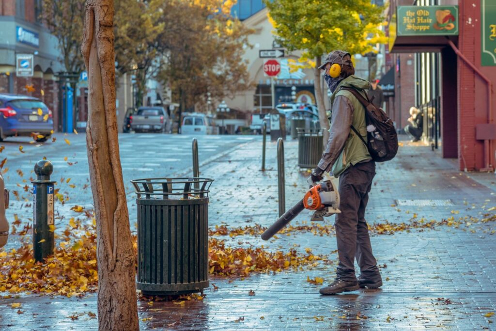 Lo que esconden los sopladores de hojas: entre el mito de la limpieza y el riesgo para el entorno