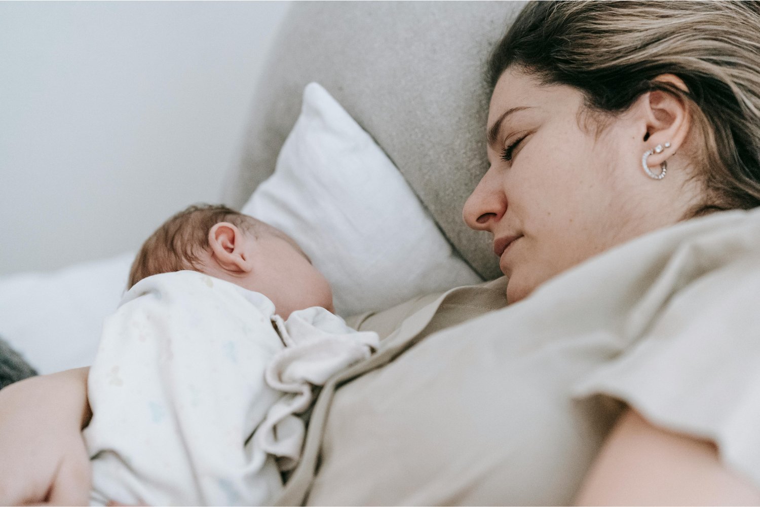 El detalle invisible que explica por qué muchas madres siguen agotadas meses después del parto
