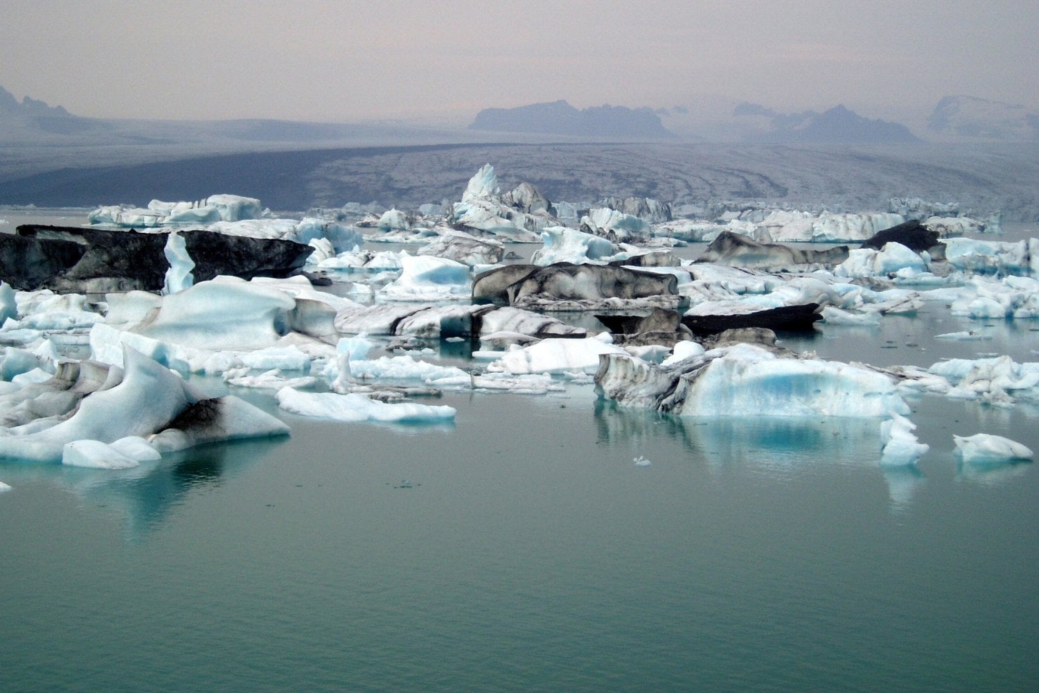 El iceberg negro del Atlántico que intriga a los científicos: el misterio detrás de su color inusual