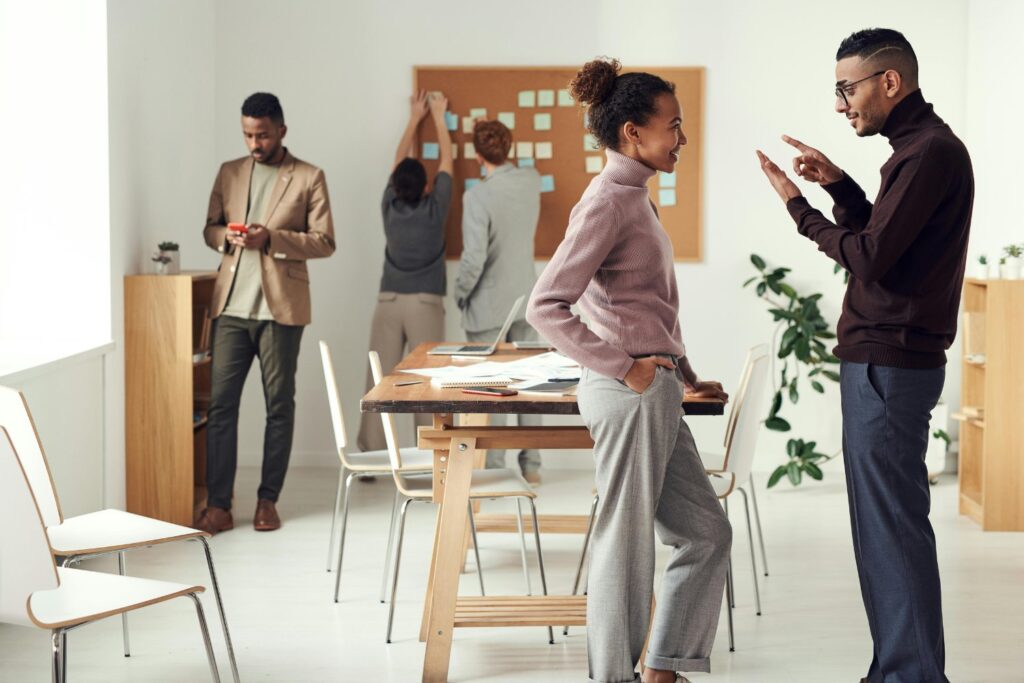 Este tipo de charla podría estar alejándote de las personas sin que te des cuenta