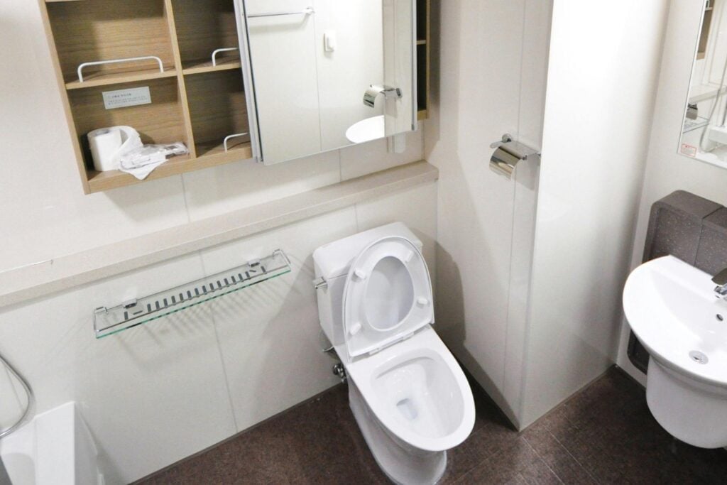 Lo que no te contaron sobre ir al baño “por si acaso”: ¿costumbre inocente o hábito peligroso?