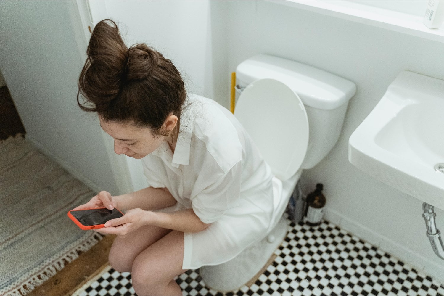 Lo que no te contaron sobre ir al baño “por si acaso”: ¿costumbre inocente o hábito peligroso?