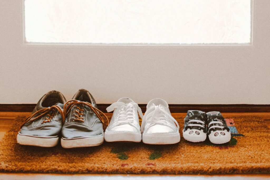 ¿Qué arrastramos realmente al entrar en casa? La verdad que esconde el calzado (y que quizás prefieras no saber)