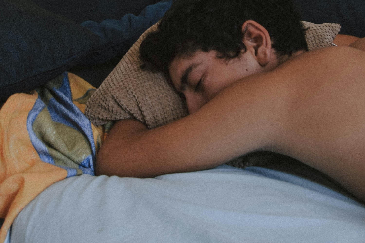 Dormir Boca Abajo Con Las Manos Bajo La Almohada