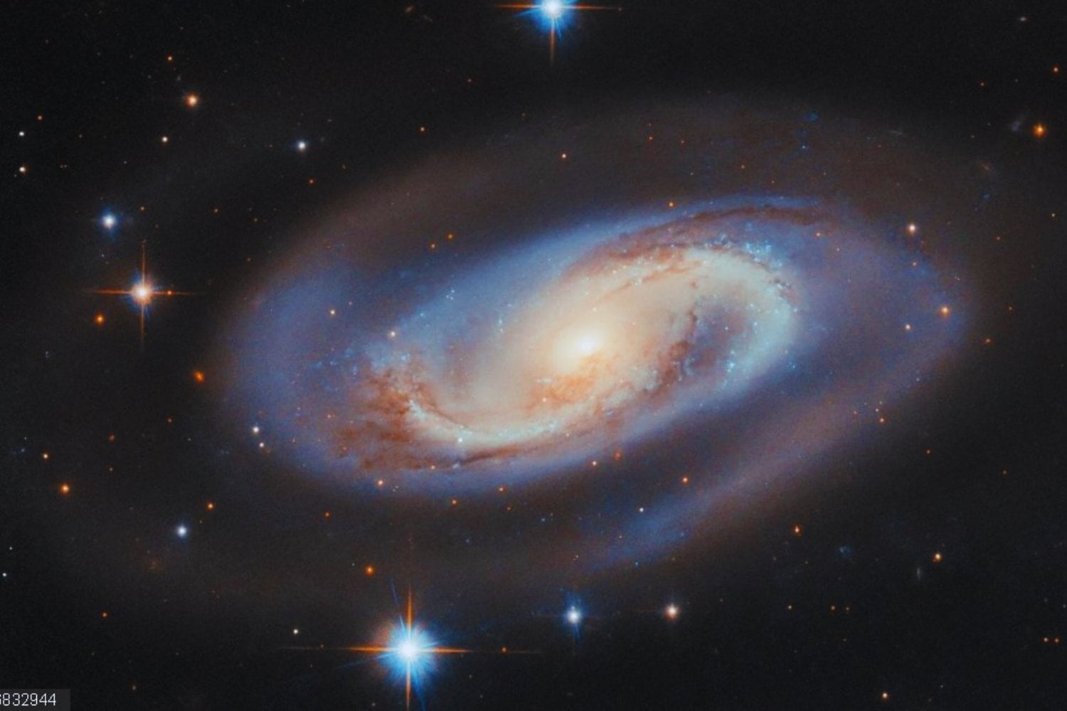 Hubble capta un activo centro galáctico a 250 millones de años luz