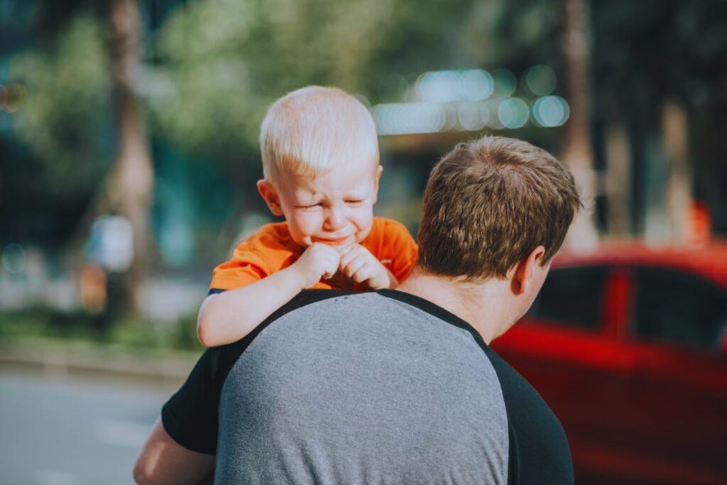 Qué hacer cuando tu hijo grita, llora y patalea: la respuesta que no esperas (pero que funciona)
