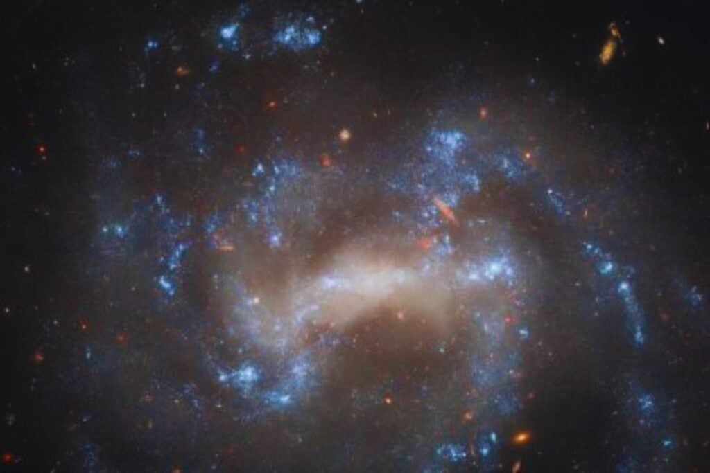 Hubble capta un activo centro galáctico a 250 millones de años luz