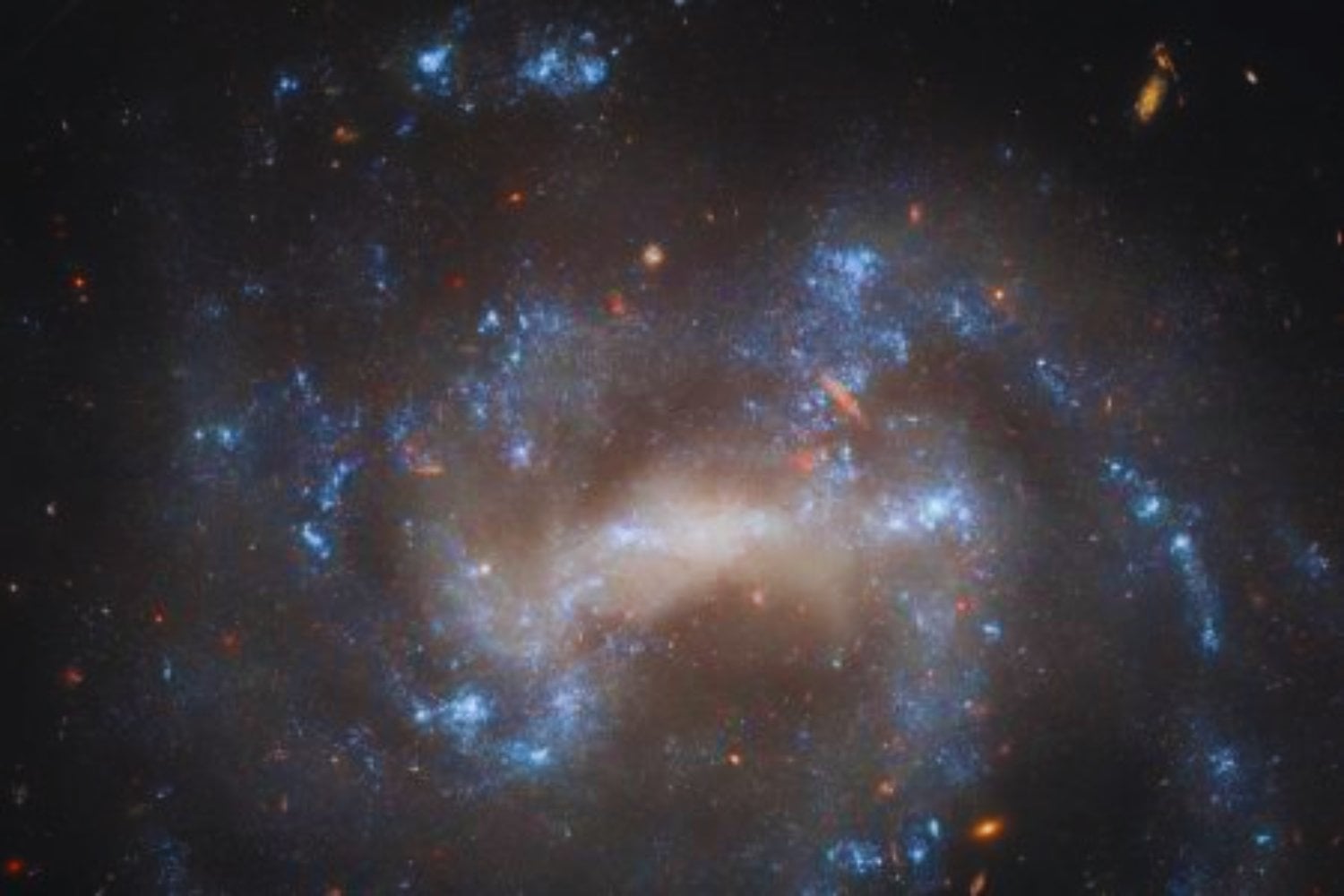 Hubble capta un activo centro galáctico a 250 millones de años luz